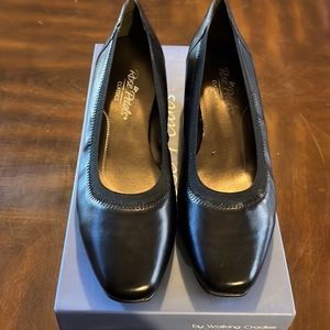 (182)NWT ladies black flats by Rose Petals/Walking Cradles. Size 6 1/2 medium